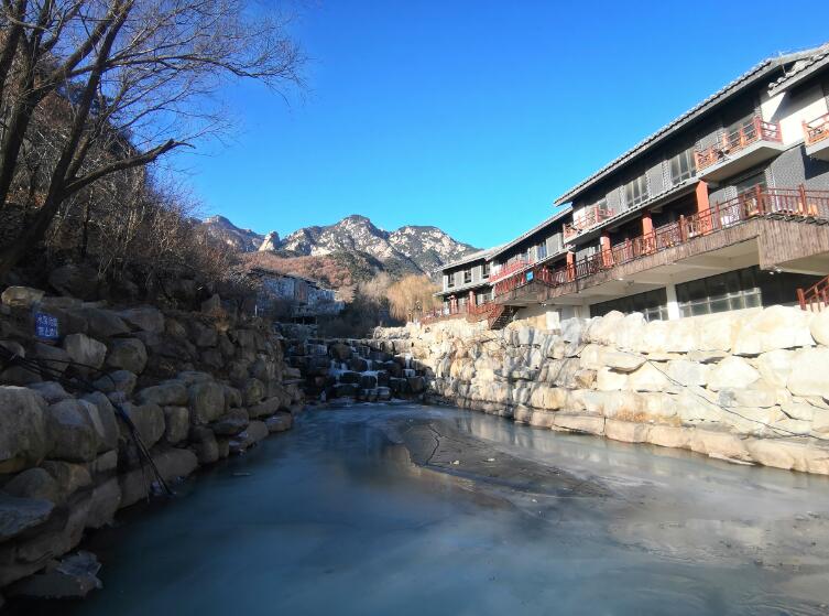 位於泰山東麓的天燭峰景區,奇峰林立,峽谷縱橫,溪水長流,飛瀑通天.