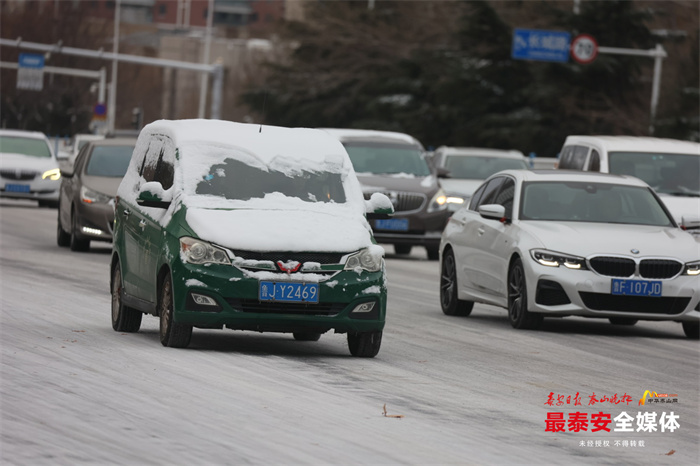 泰安市民雪天路滑穩駕慢行