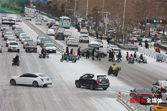 泰安市民雪天路滑穩駕慢行