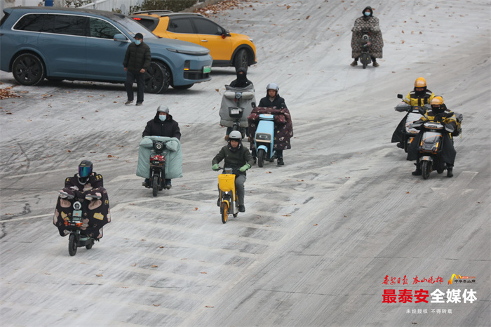 泰安市民雪天路滑穩駕慢行