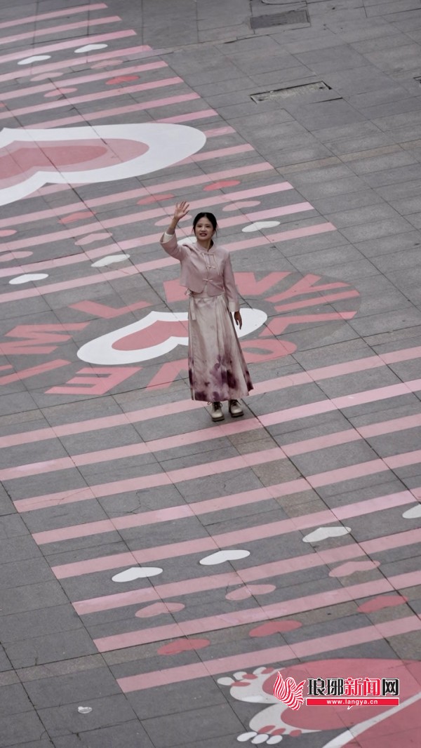 粉色爱心斑马线郁金香花海最美公交站来临沂赴一场粉色浪漫