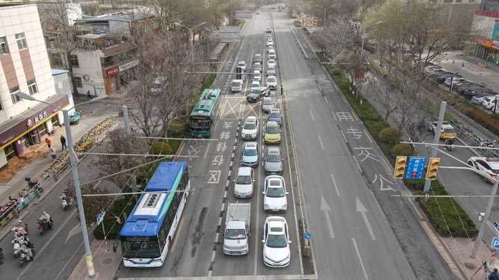 济南市启用首条内嵌式左转车道经七纬十二路口左转车辆通行能力大幅