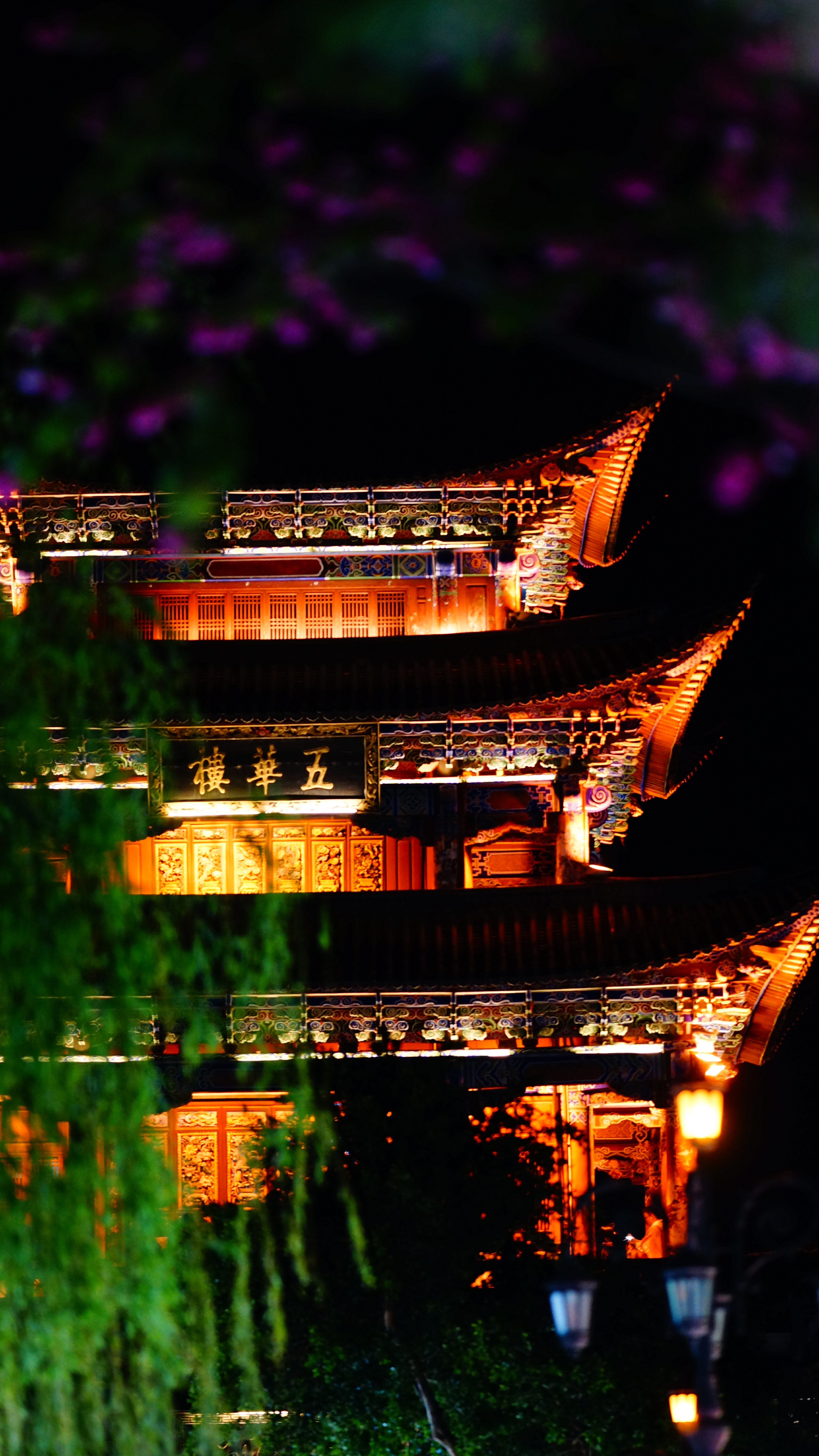 万千气象看云南丨子夜时分漫步在雨后的大理古城
