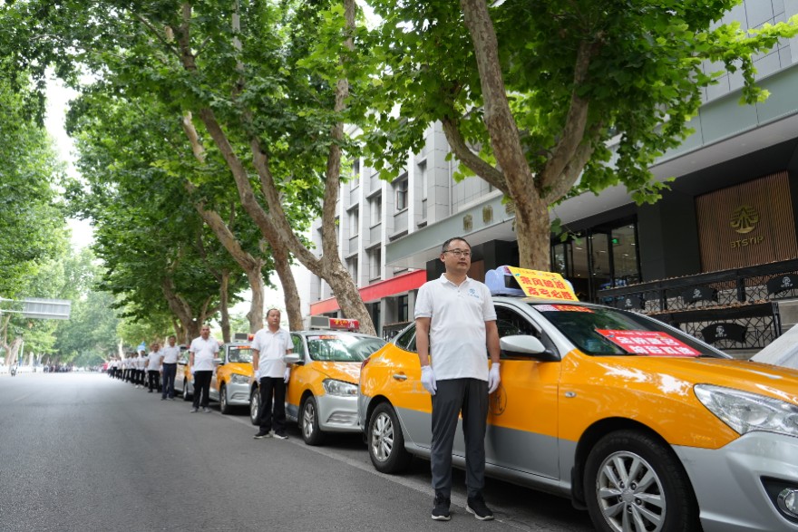 泰安这家出租车爱心车队免费送考20年