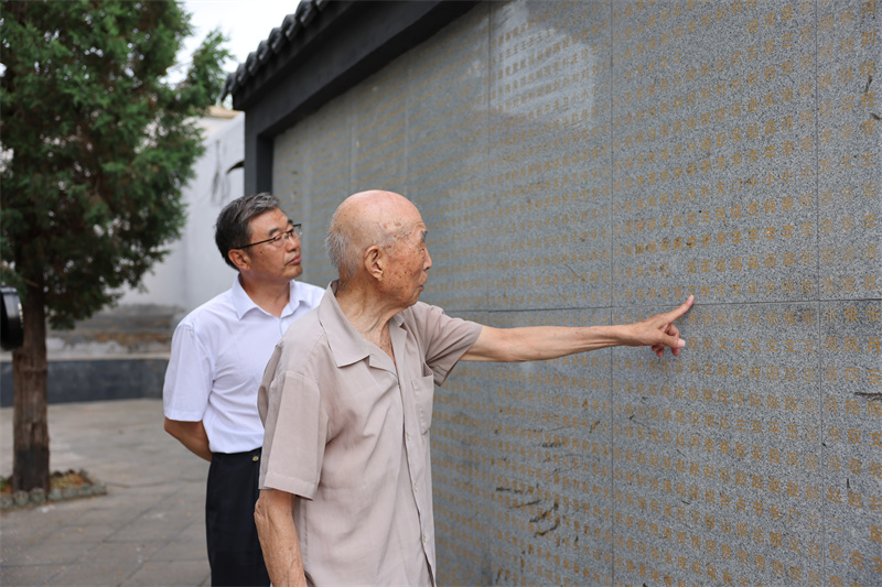 圖4：7月2日，李智凜和兒子李洪波重訪武強老縣城的英靈烈士亭.jpg