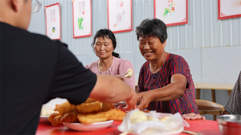 圖7：7月2日早晨，林東村村民在本村的愛心食堂就餐.jpg
