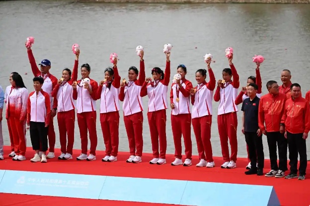 山东赛艇女将勇夺十五运金牌 八人单桨劈波斩浪展齐鲁雄风