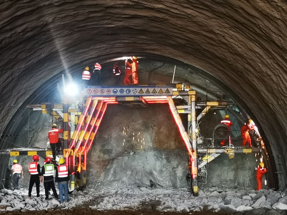 新台高速四座隧道同日实现单线贯通