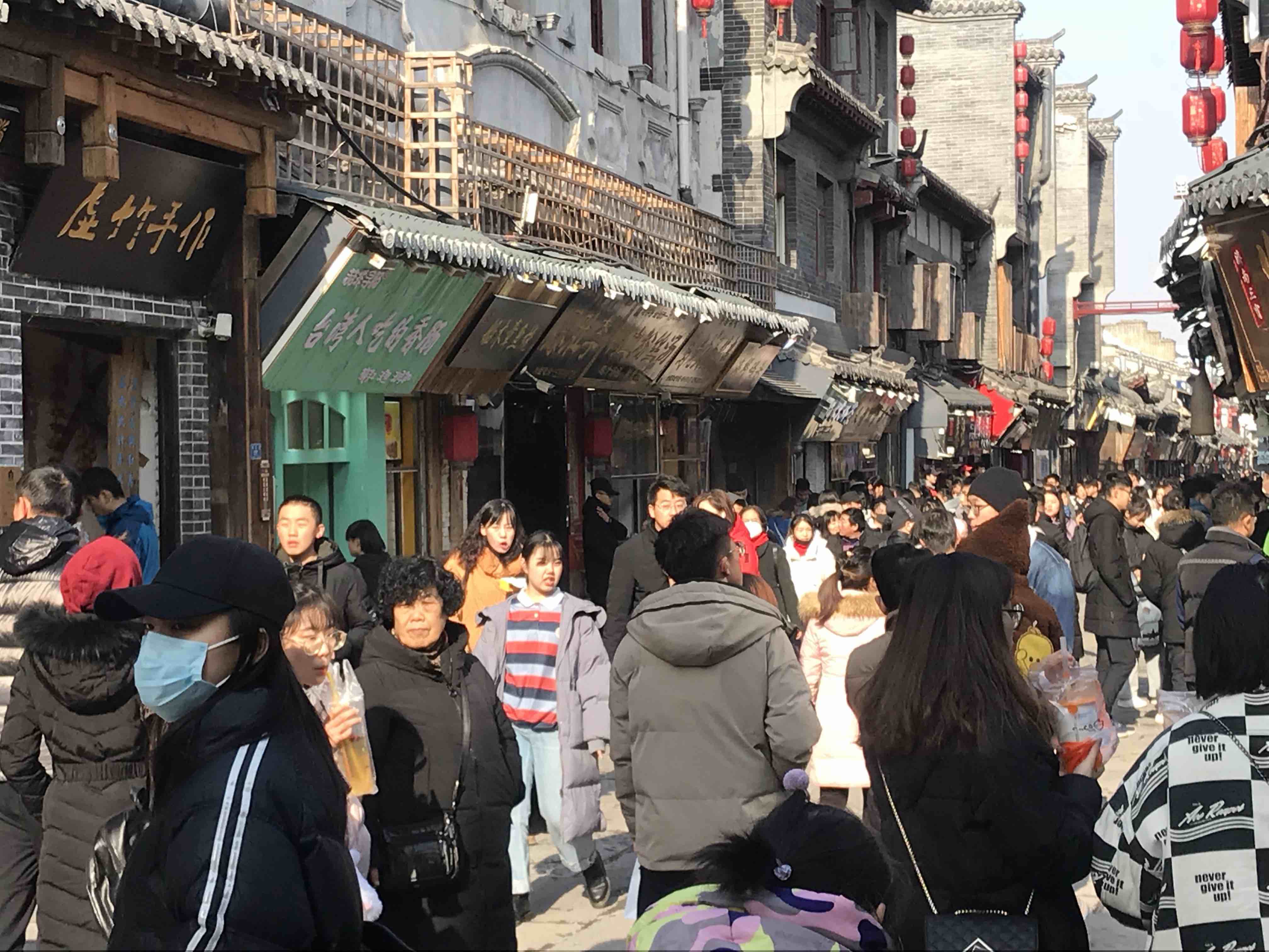【携程攻略】济南芙蓉街景点,济南非常有特色的地方，汇集了济南的小吃，不过周末人太多，灰常的拥…
