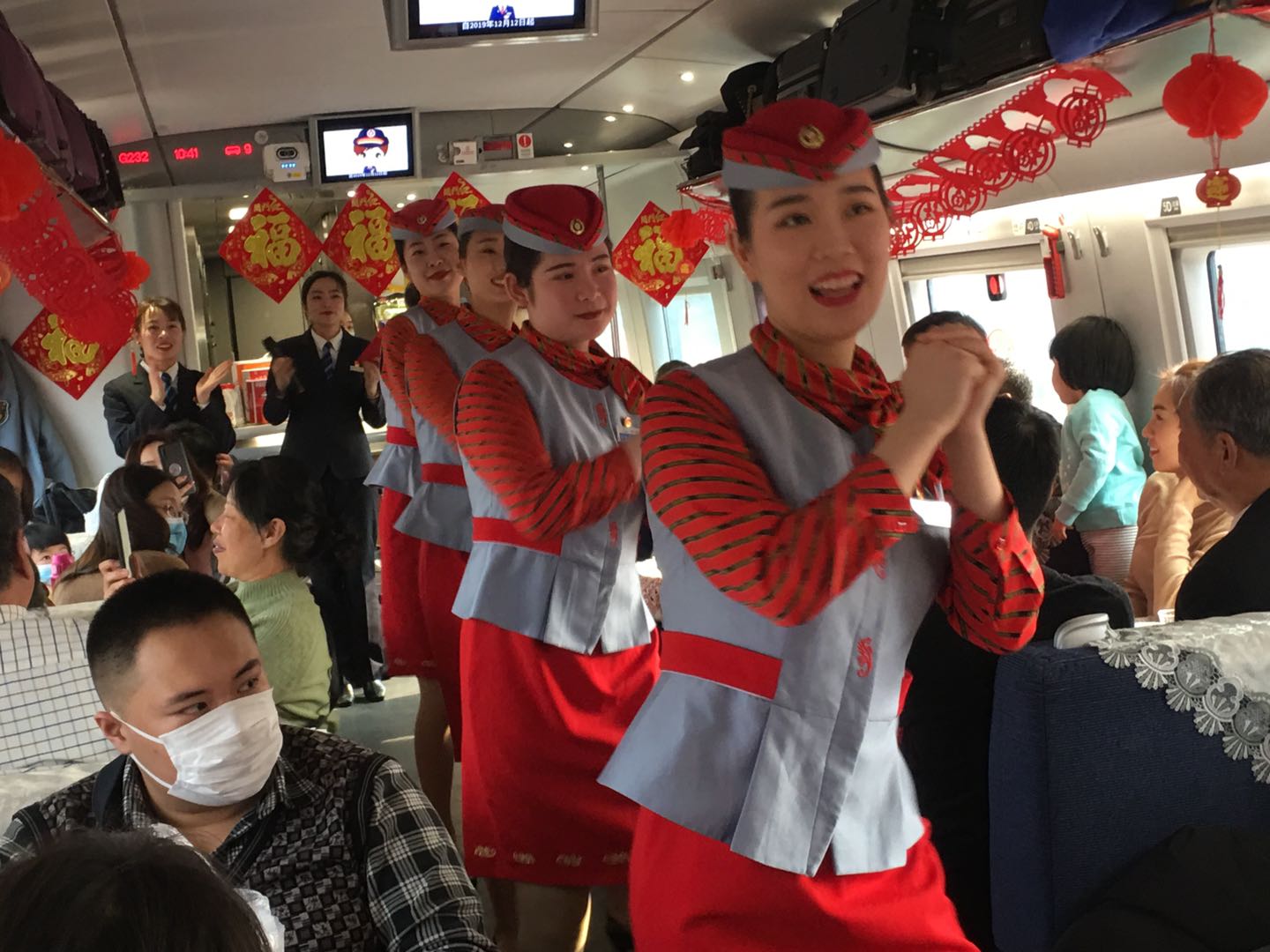 高铁上演舞蹈歌曲 多彩活动热闹旅途