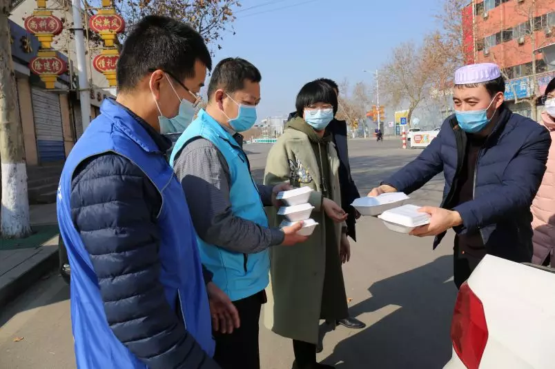 2月13日,在滨州邹平市黛溪街道各社区,坚守抗疫一线的工作人员每人收