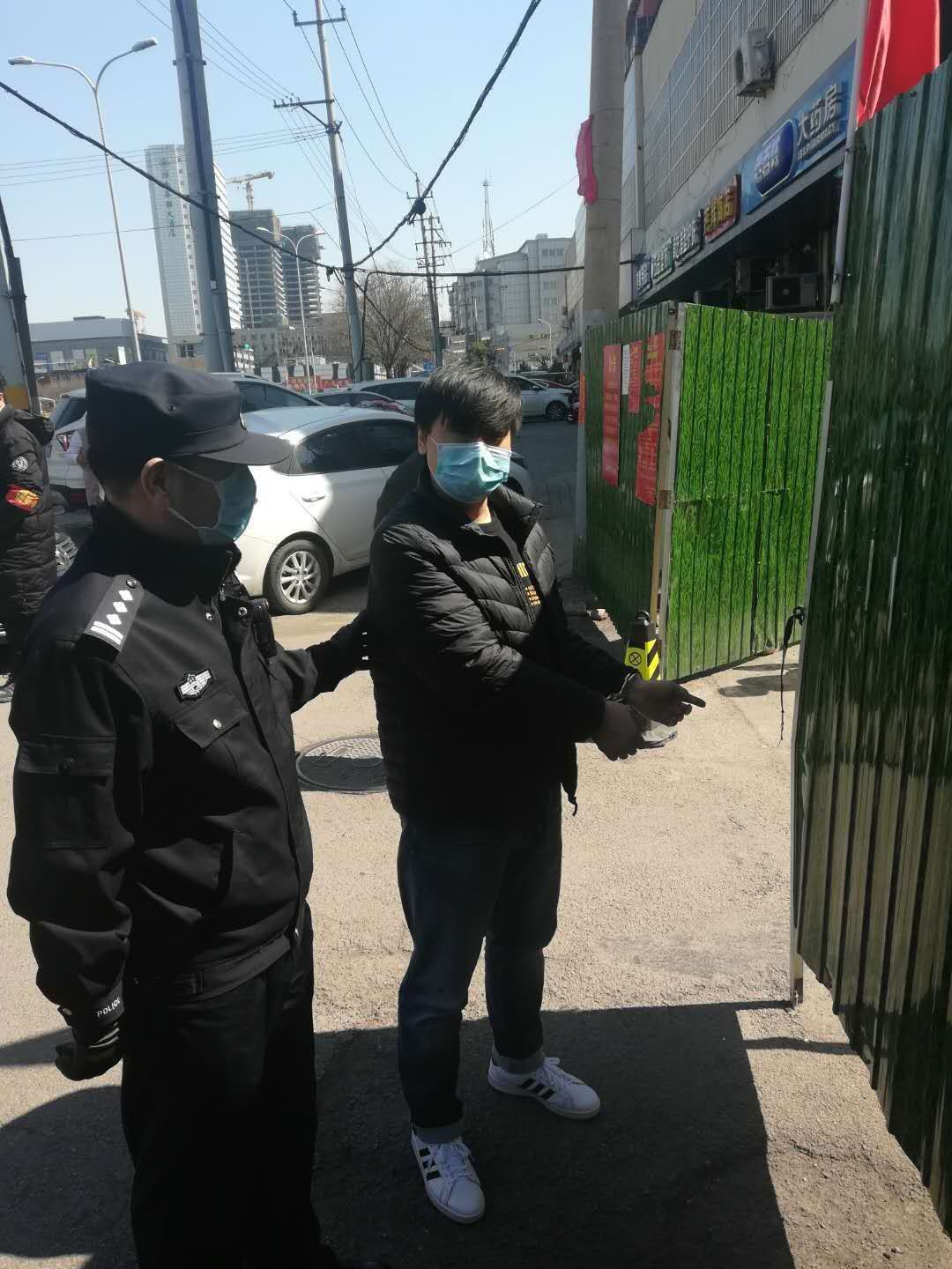 男子酒后任性用钥匙划了49辆车 3小时就被警察抓了