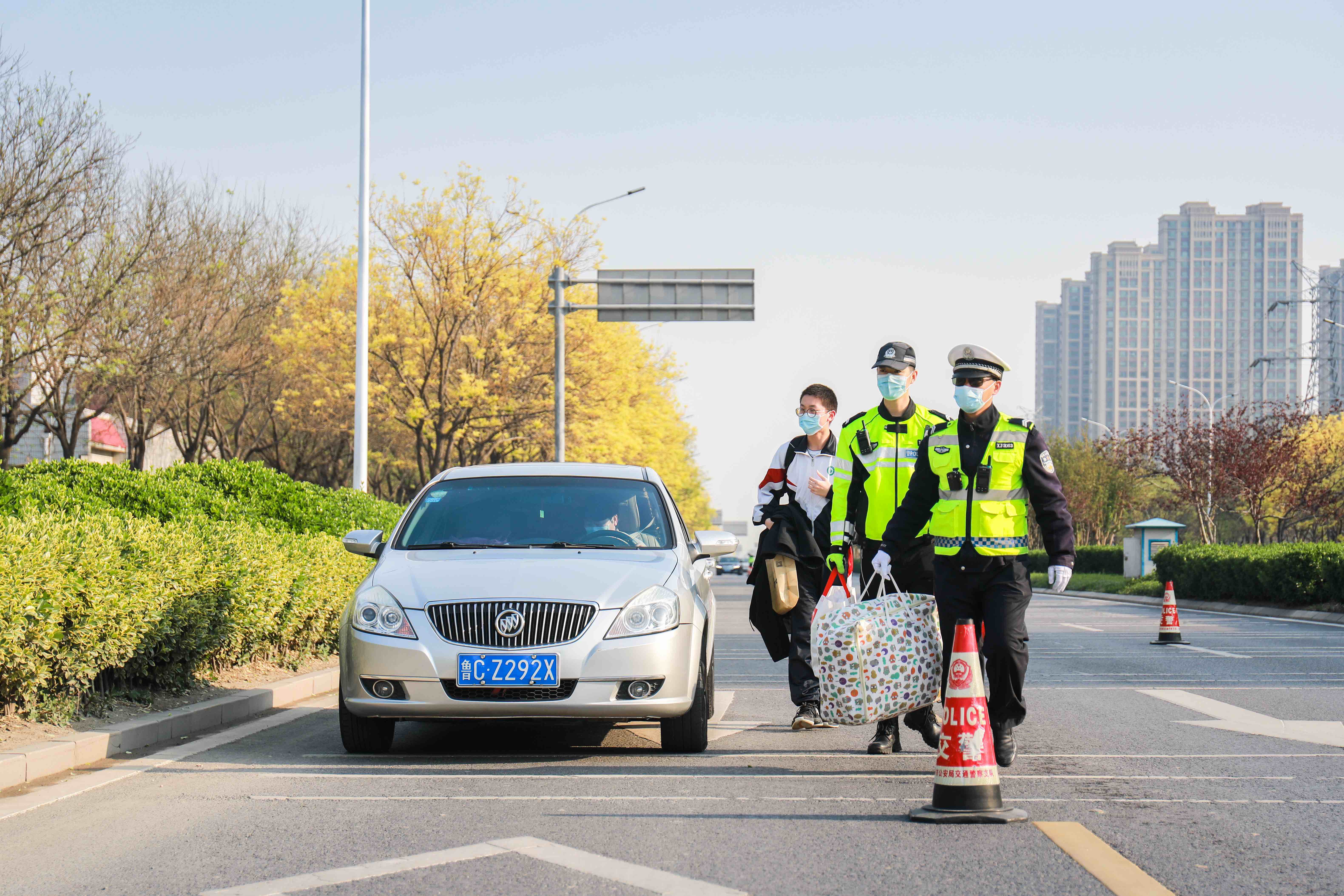 开学第一天 淄博交警这样为返校学生保驾护航