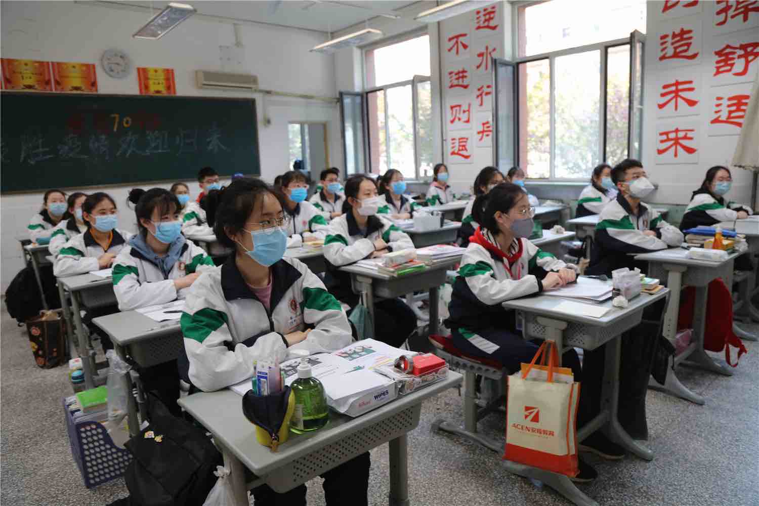 错峰返校,单人单桌!淄博高新辖区内高中(含中职)毕业年级开学复课