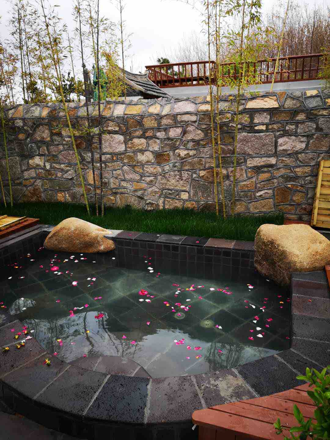 精品民宿|在威海 屋顶铺满海草 房间里能看天鹅 院子里泡呼雷汤温泉