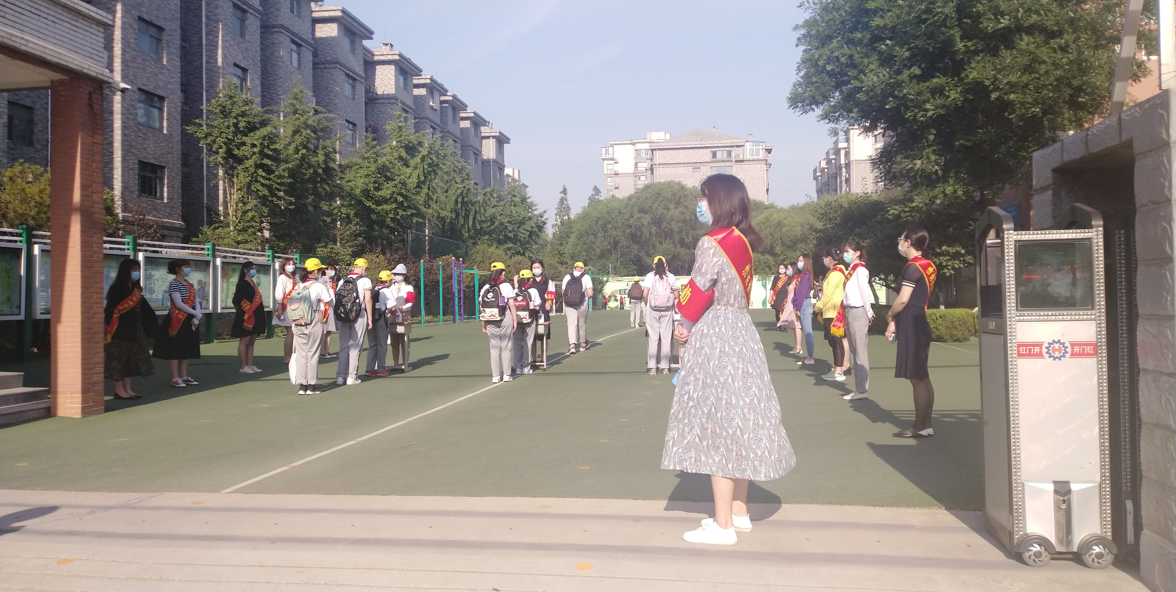 27日7点半,在济南市泉城花园小学孩子们戴红领巾,敬礼入校