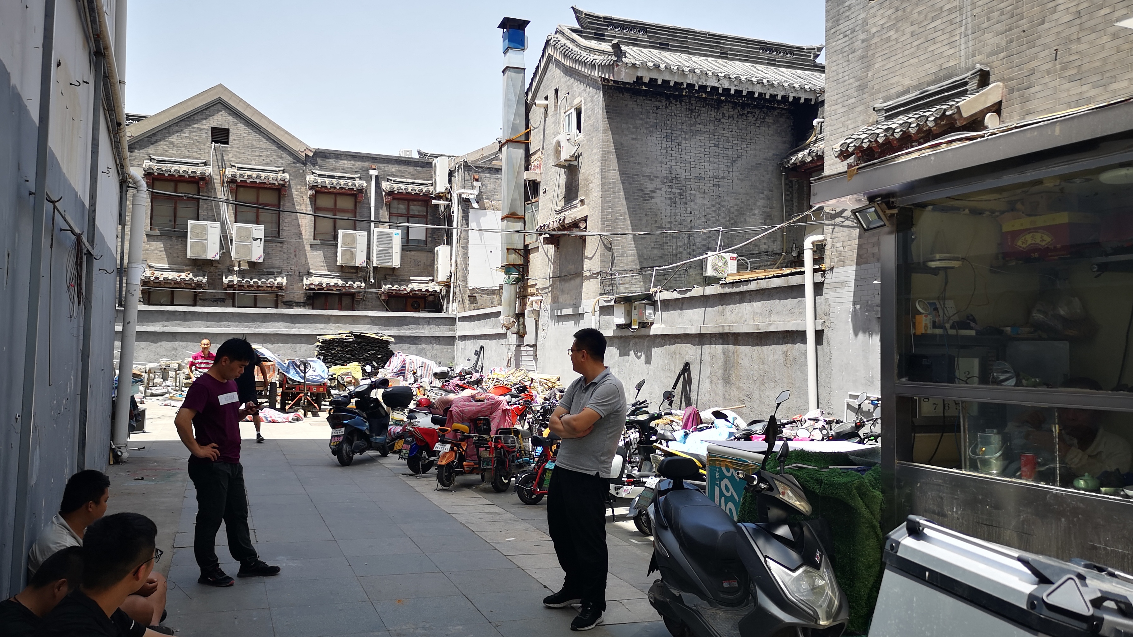 济南泉城路非机动车停靠点围栏拆掉不再停车