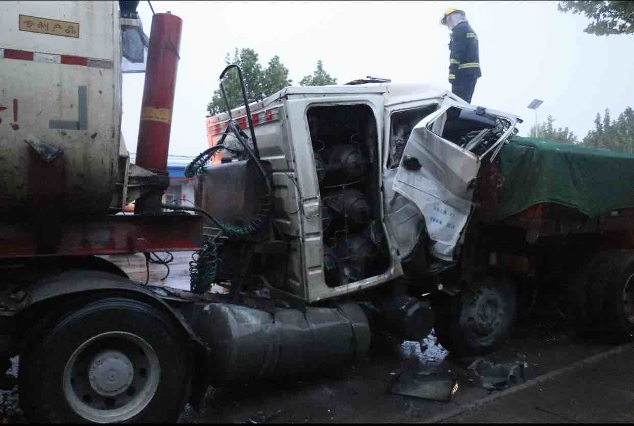 兩輛重型貨車相撞一人死亡淄博交警發佈58壽濟路重型貨車交通事故調查