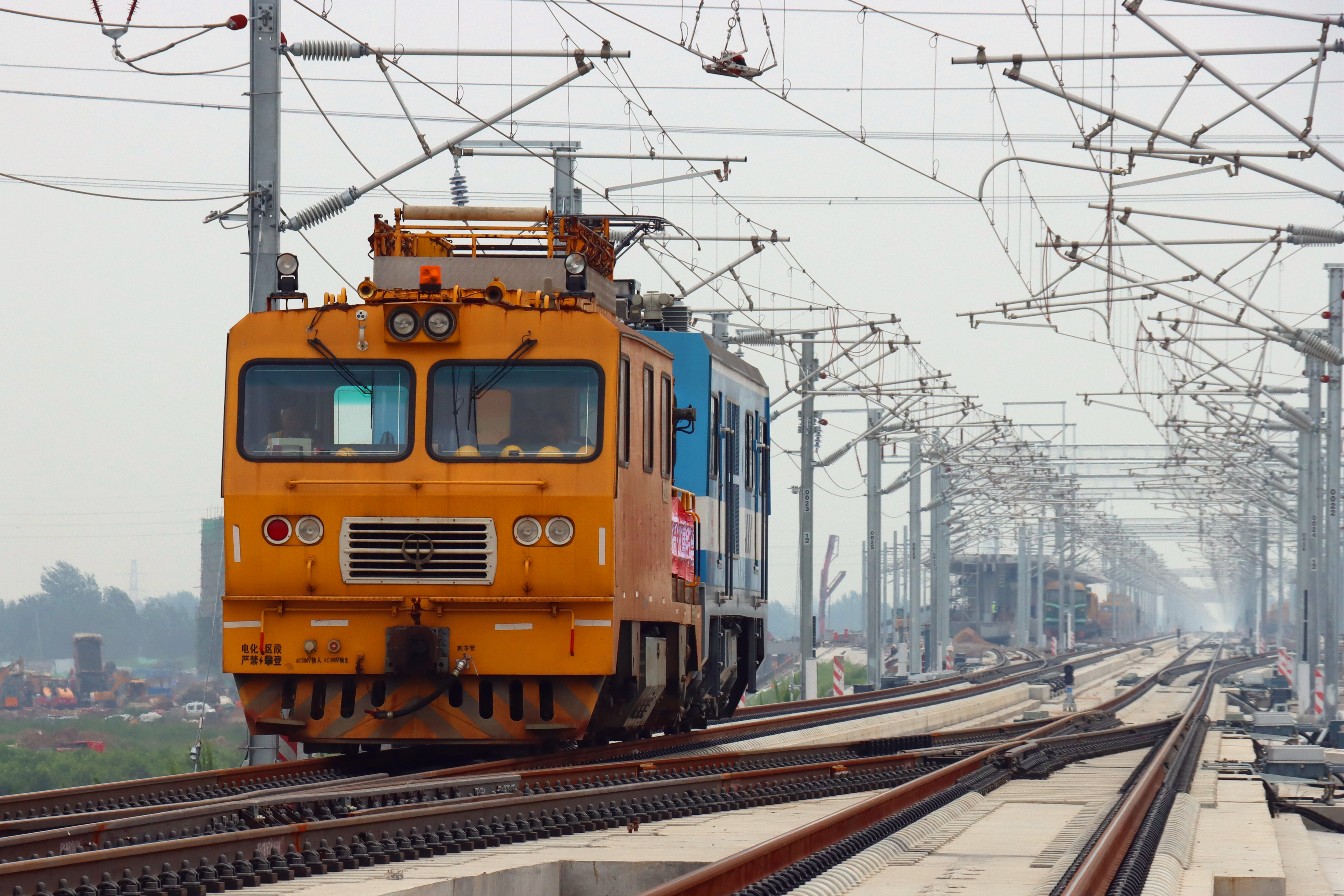通车越来越近!潍莱高铁接触网冷滑试验圆满结束