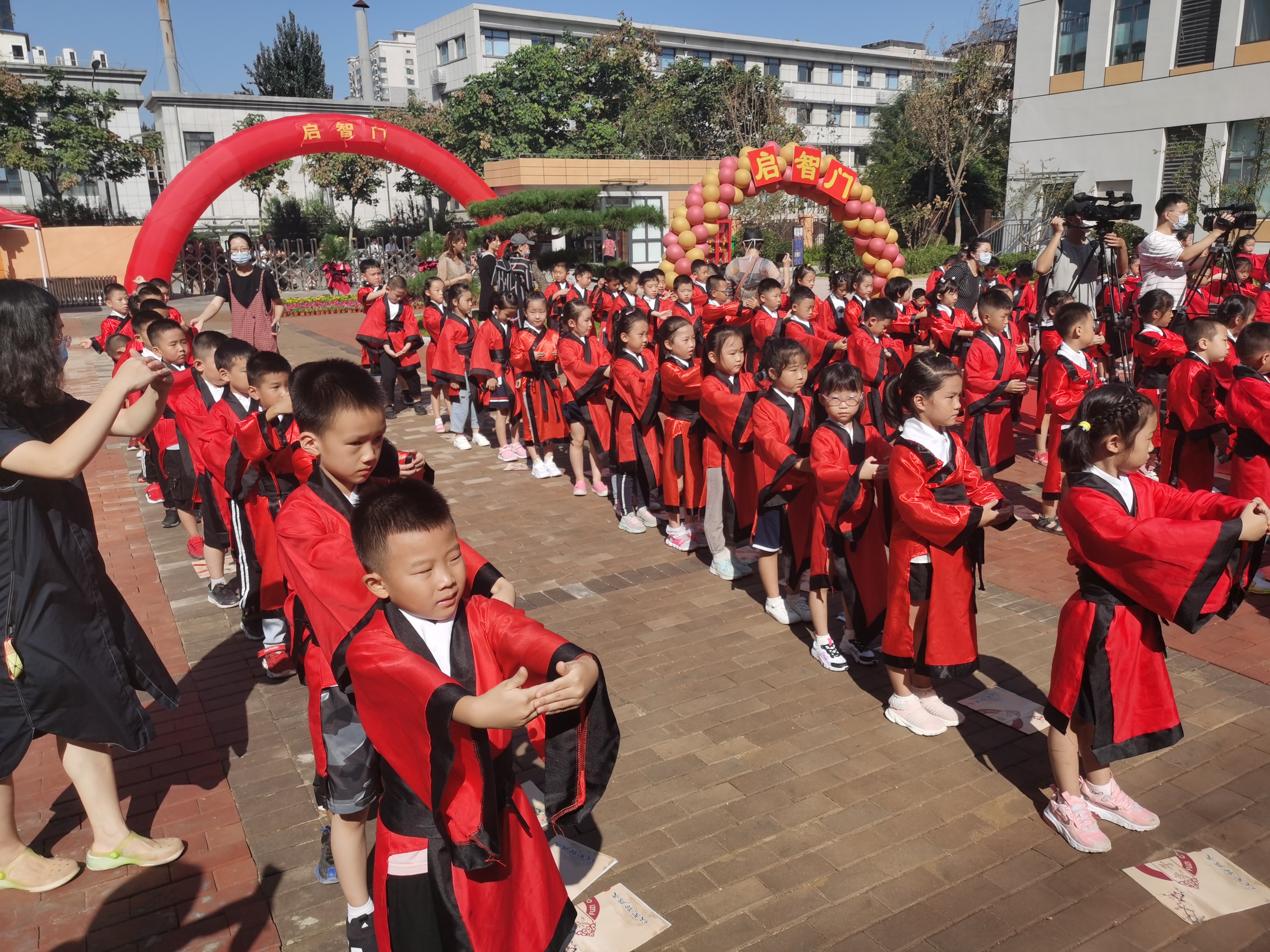 新生开学仪式感满满:济南市历下区熙华小学迎来第一批新生