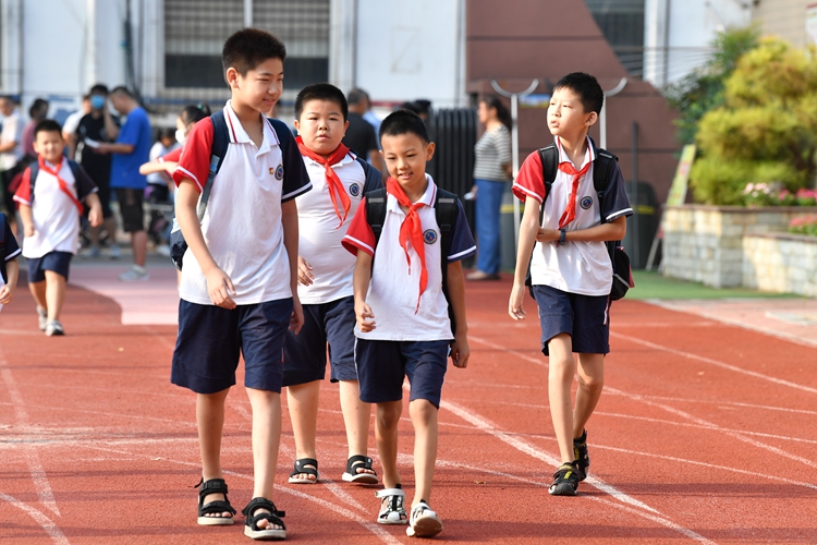 太萌了!济南玉函小学新生报到 一年级萌娃演唱《悯农》萌翻众人