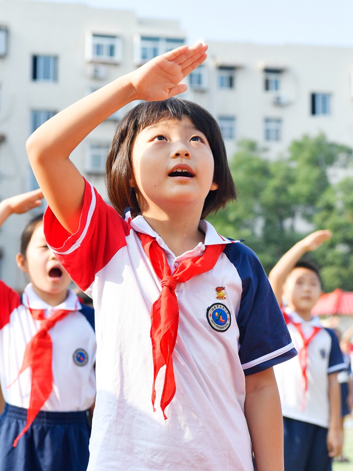 太萌了!济南玉函小学新生报到 一年级萌娃演唱《悯农》萌翻众人