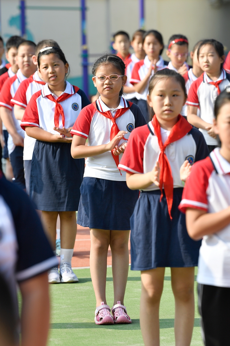 太萌了!济南玉函小学新生报到 一年级萌娃演唱《悯农》萌翻众人
