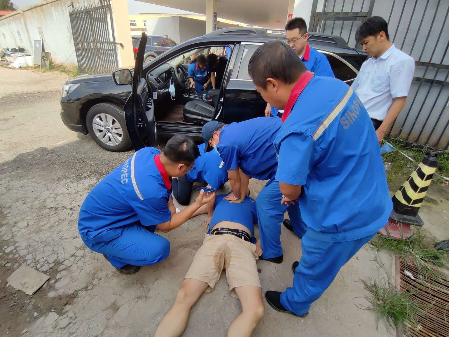 12分44秒与死神赛跑青岛一车主心脏骤停中石化员工施救抢回一条命