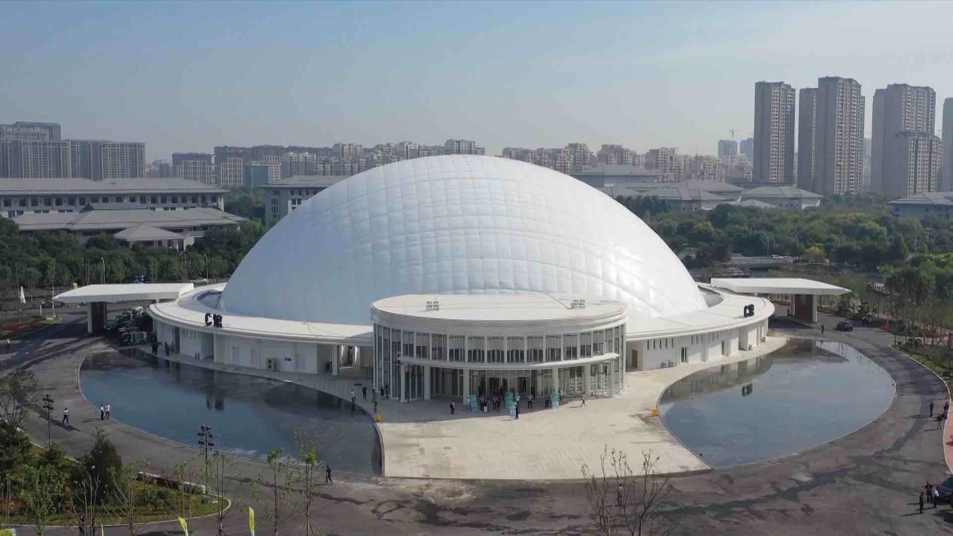 全新打造的淄博会展中心地处淄博新区中轴线,总用地面积12.