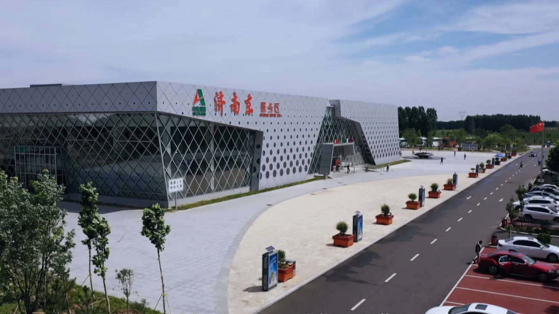 车流量比去年同期增长76济南东服务区国庆首日迎4万辆私家车