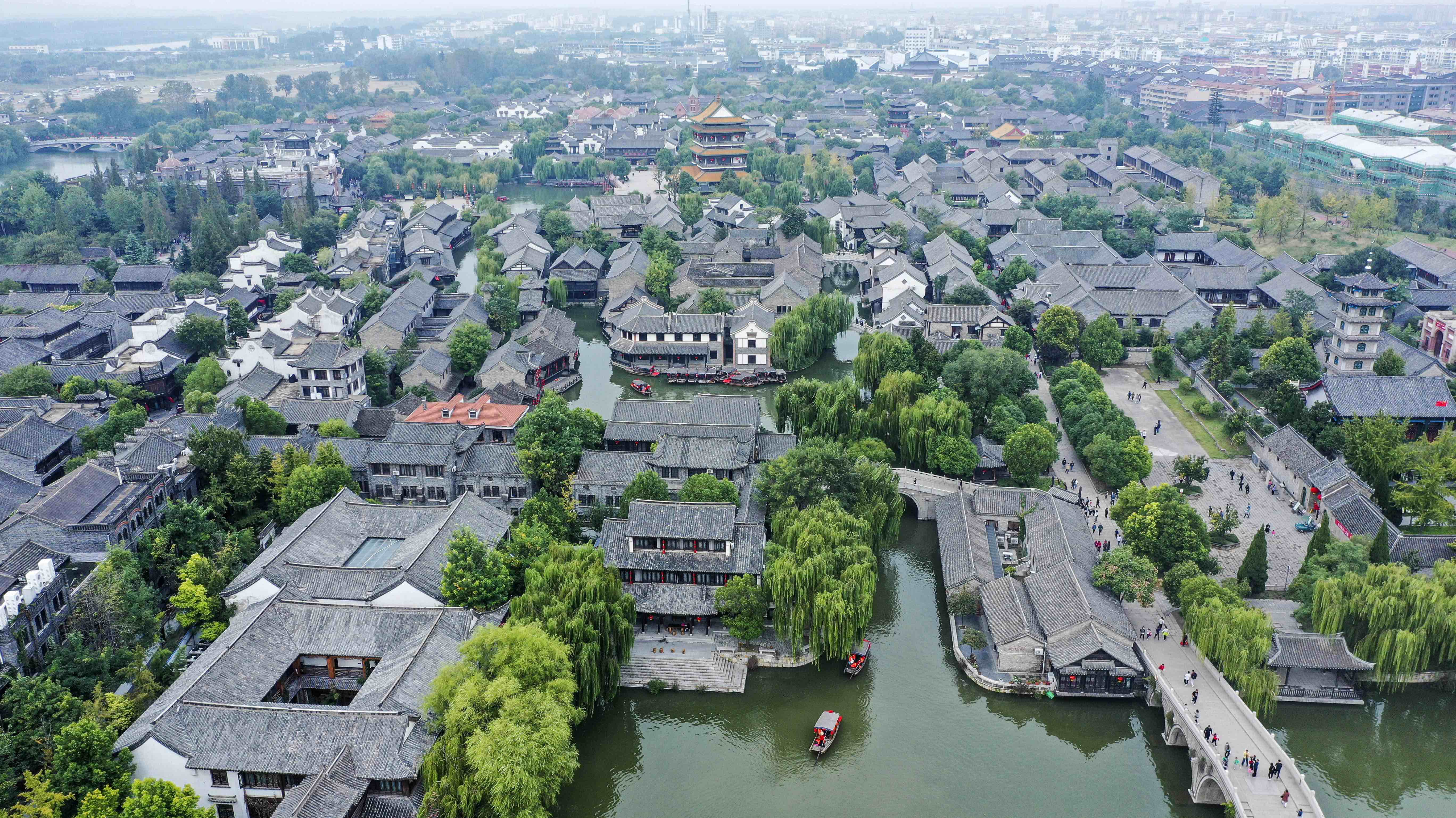 人在船中坐,船在画中行!枣庄台儿庄"以船代步"游古城受青睐