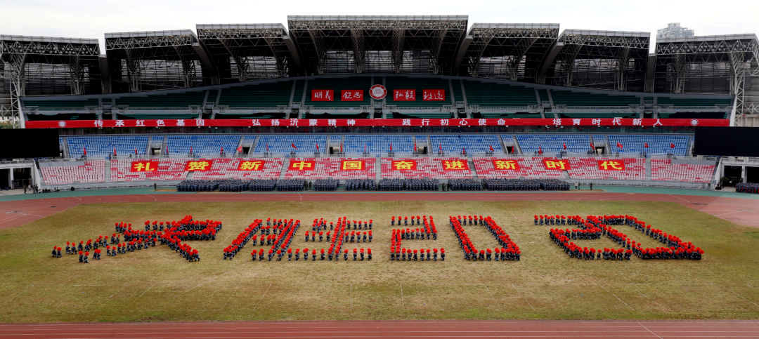 35秒超燃临沂大学2020新生军训方阵组字表白祖国