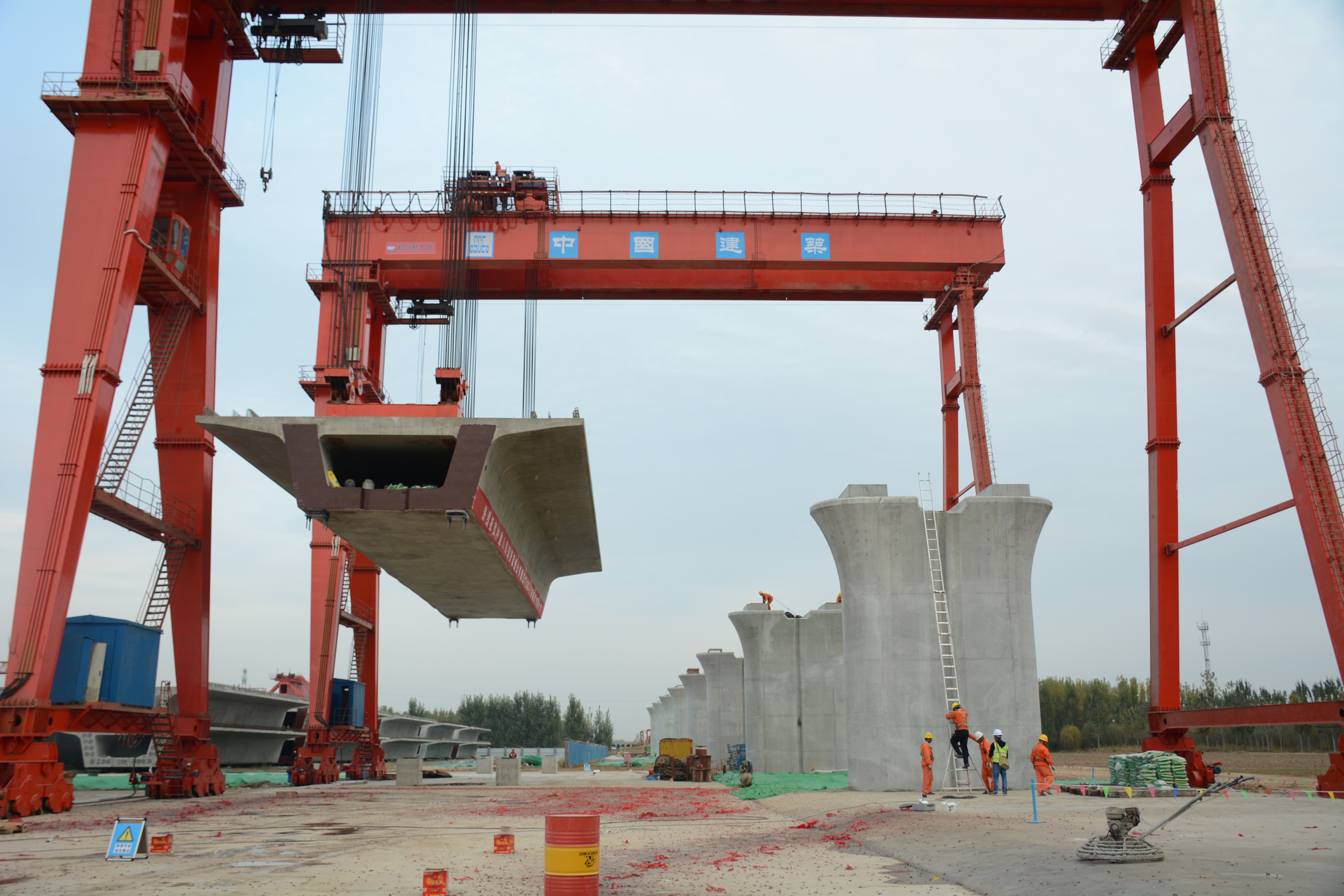 900吨巨无霸稳升准落!郑济高铁项目茌平制梁场喜提聊城段"第一梁"