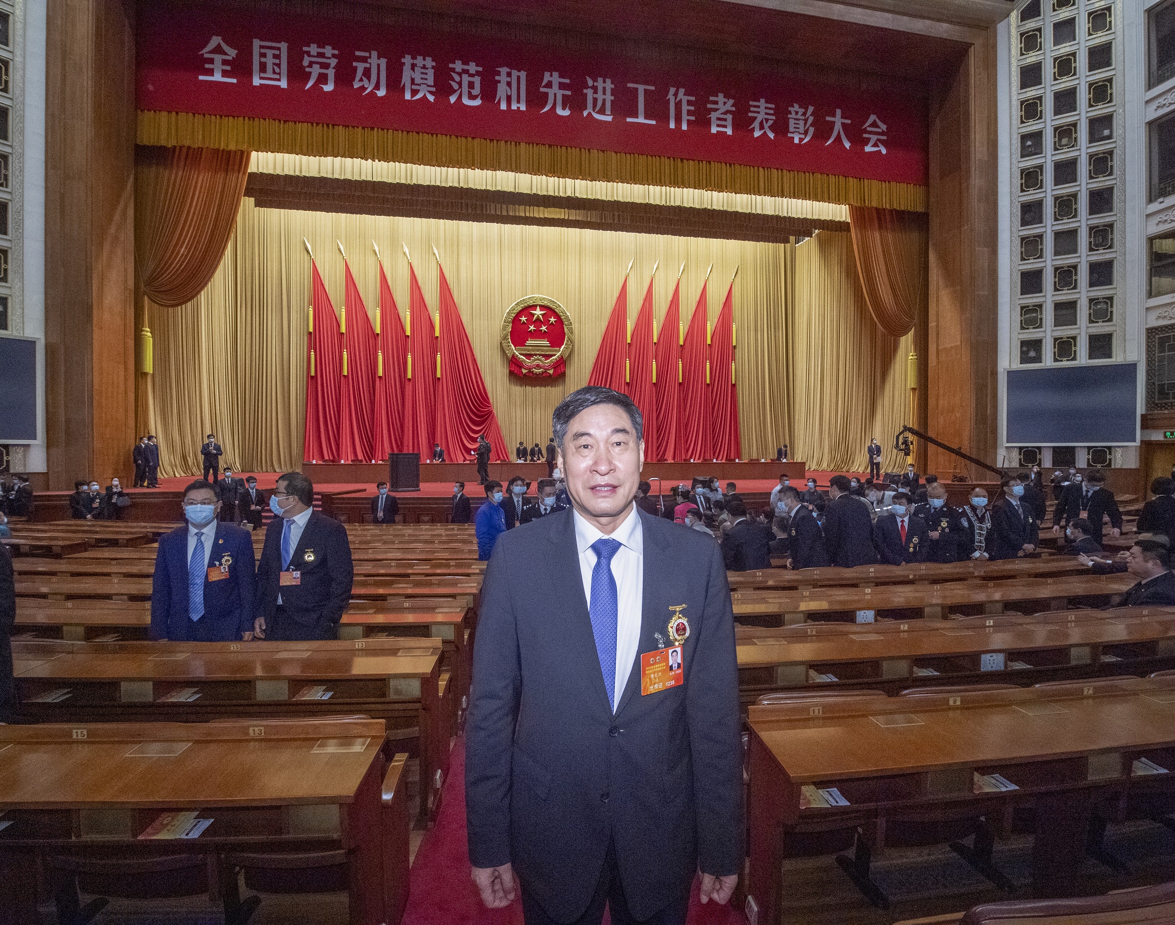 青岛啤酒党委书记,董事长黄克兴获全国劳动模范荣誉称号