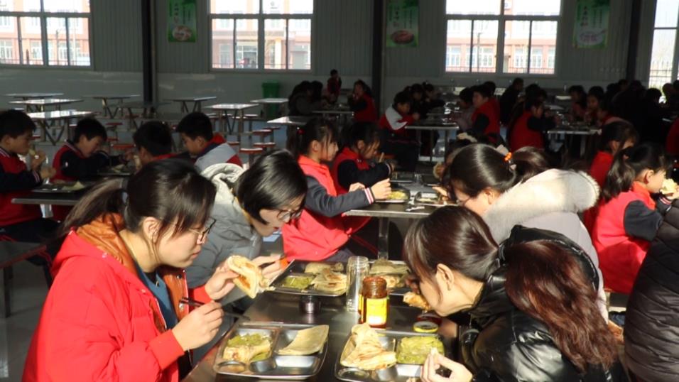 31秒丨滨州阳信偏远农村小学建成高标准学校食堂解决学生的就餐问题