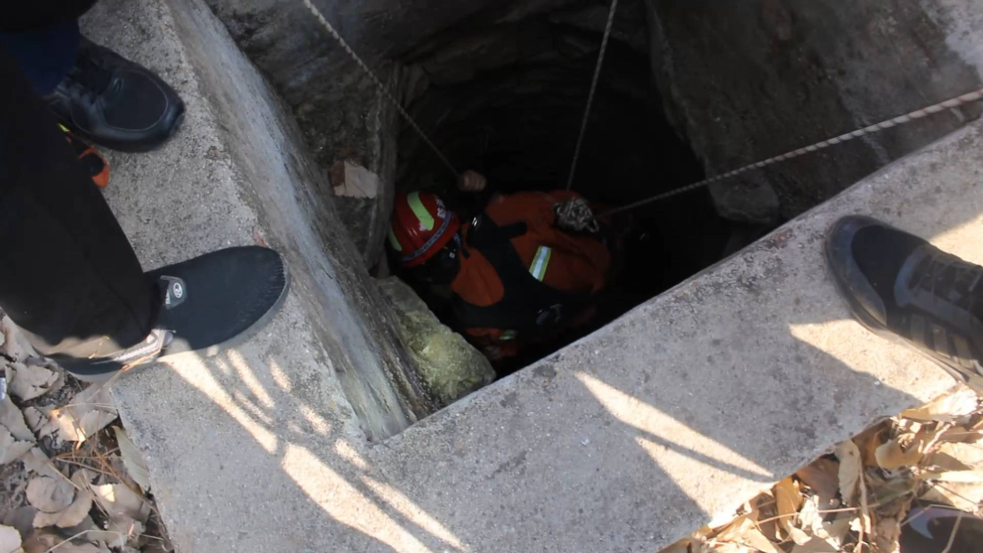 枣庄一50多岁女子掉入10米深井我想看看井下面有水吗一下子掉下去了