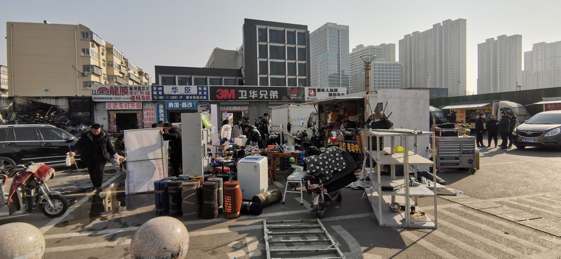 济南槐荫世购广场商铺突发火灾波及附近店铺 现外部明火已扑灭