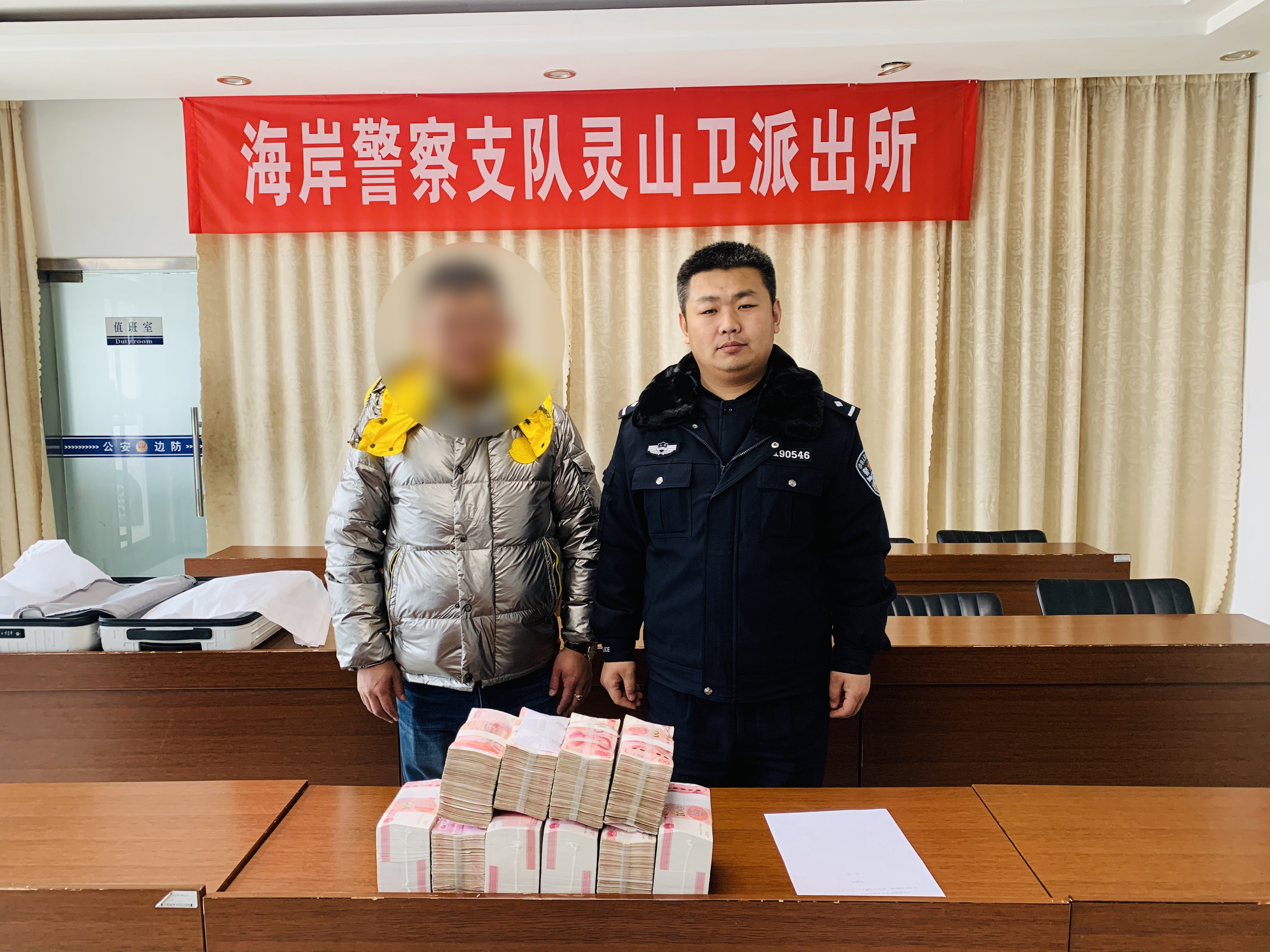 青岛一男子把装有100万现金的行李箱忘在路边后被行人拉走