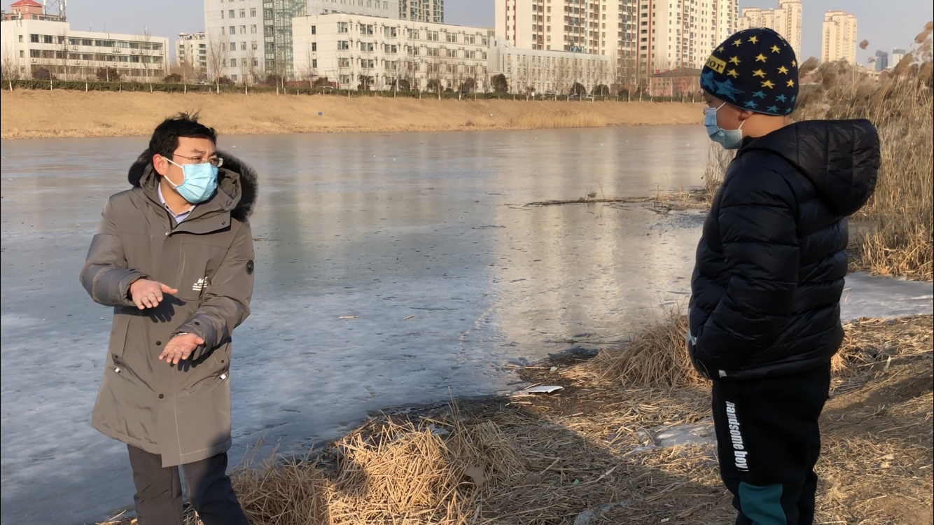 近日,在淄博高新区,临沂沂水县都出现了市民在冰面滑冰,不慎落水的