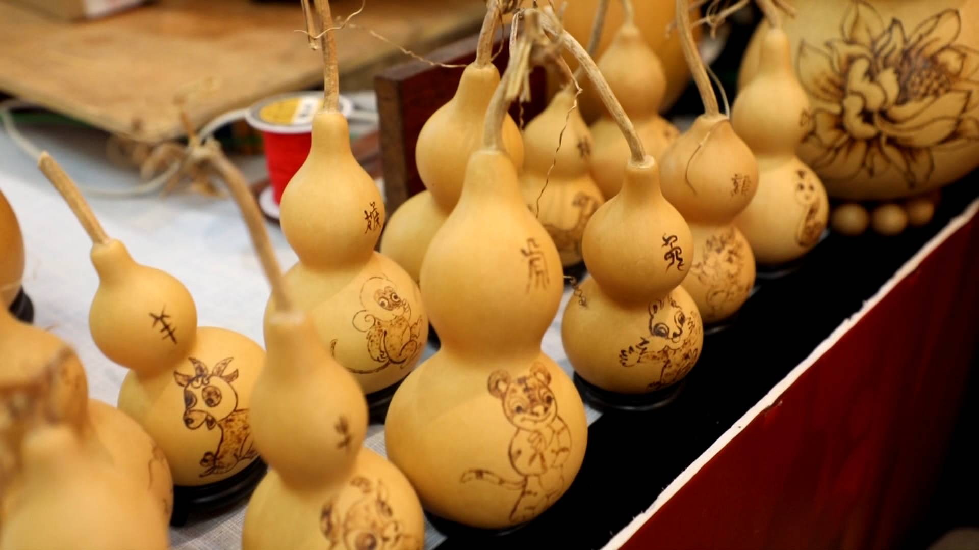 金牛纳福牛气冲天青岛非遗传承人把年味烙在葫芦上