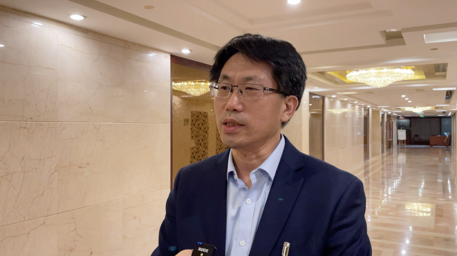 vlog两会真观察省政协委员李克文种子是农业芯片要下力气解决好种业卡