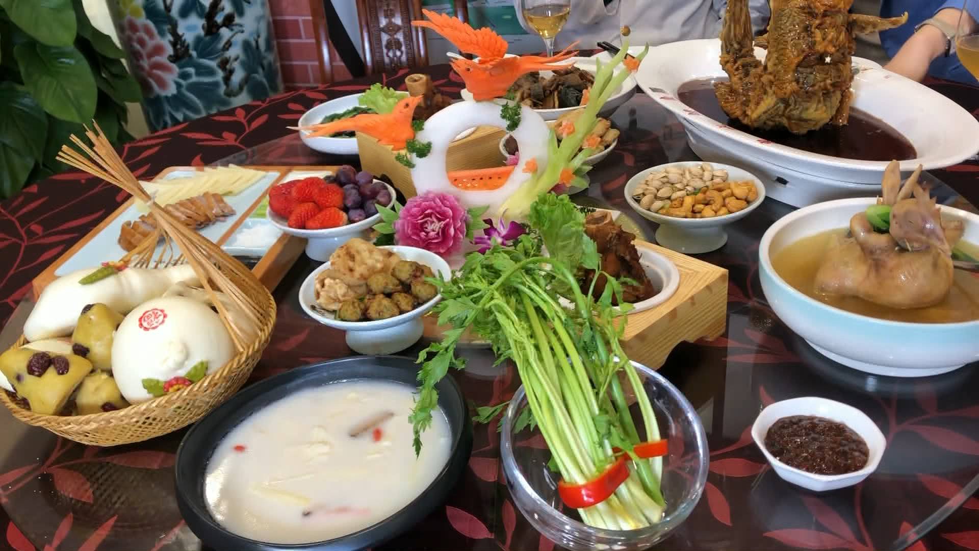 第一道鲁菜是最经典的食材——葱烧海参.