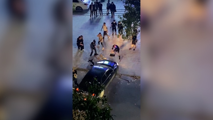 46秒｜广东街头男子被围殴后又遭轿车碾压 警方通报：男子已不幸身亡