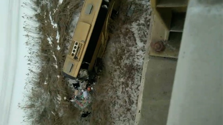 27秒黑龙江大庆一辆载9人客车坠桥客车司机及一名乘客死亡