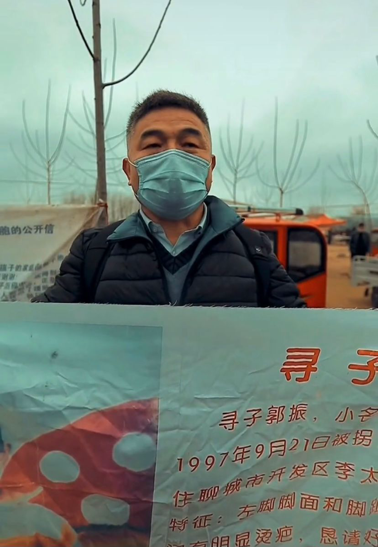 图为郭刚堂在"拉面哥"摊位前