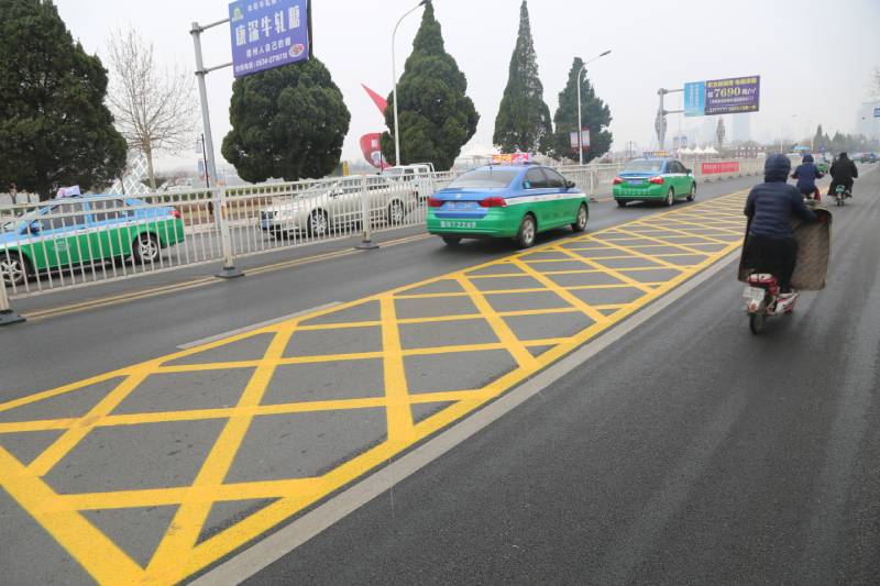 黄色网格线是一种地面交通指示标志,黄色方形边框,内有交叉网格状线条