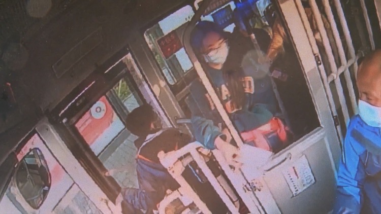 100秒｜公交司机被心急的乘客埋怨 小女孩递上纸条暖心安慰