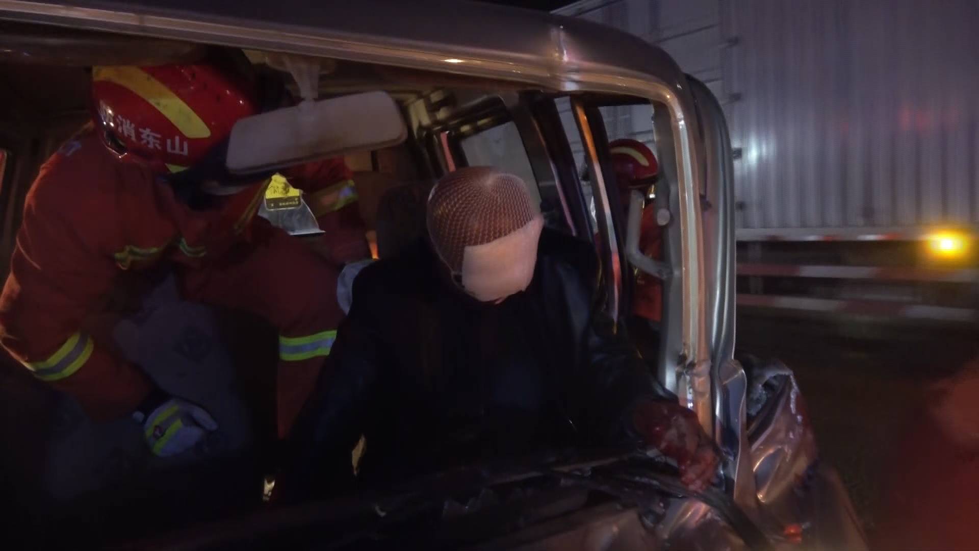 46秒丨临沂两货车追尾司机被困 消防员紧急施救