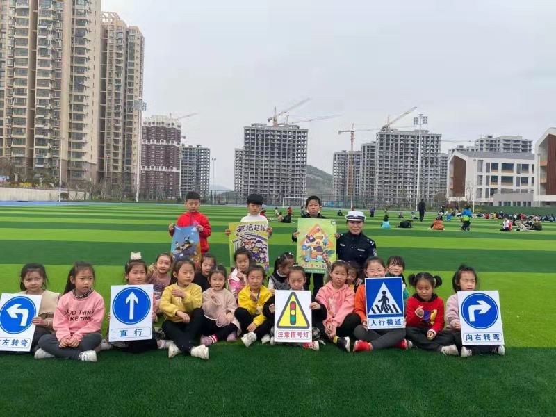 枣庄高新交警走进祁连山小学组织开展"全国中小学生安全教育日"活动