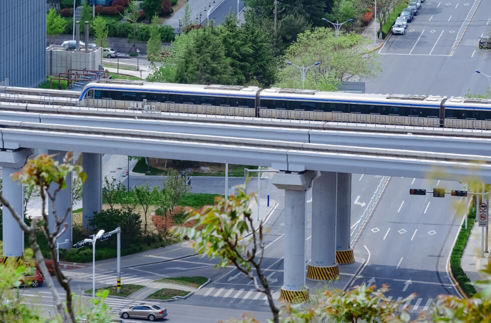 图/行驶在高架桥上的青岛地铁11号线列车